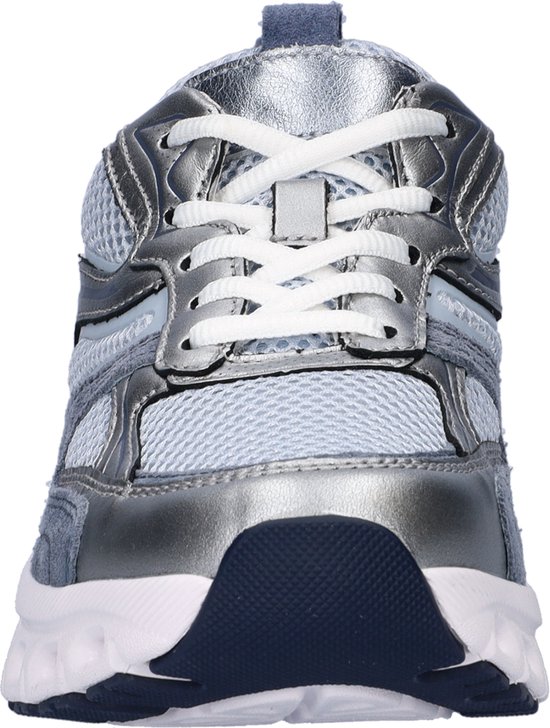Vooraanzicht van een lichtblauwe Gabor Rollingsoft sneaker met zilveren en donkerblauwe accenten en witte veters.