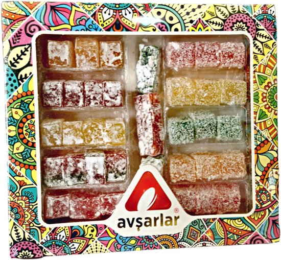 Doos met kleurrijk versierde rand. Bevat rijen met stukjes turks fruit in rood, geel, groen en wit poedersuiker.