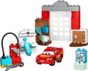 LEGO Duplo Cars set: rode Lightning McQueen, doktersgarage met belettering 'Doctor Hudson', gereedschap, spuit.