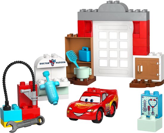 LEGO Duplo Cars set: rode Lightning McQueen, doktersgarage met belettering 'Doctor Hudson', gereedschap, spuit.