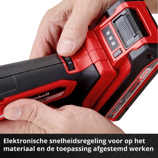 Handen draaien aan een knop voor elektronische snelheidsregeling op een rode en zwarte multitool met accu.