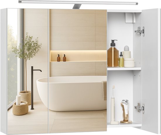 Witte badkamerkast met 3 deuren, een spiegel op de linker deur toont een badkamer met bad en planten.