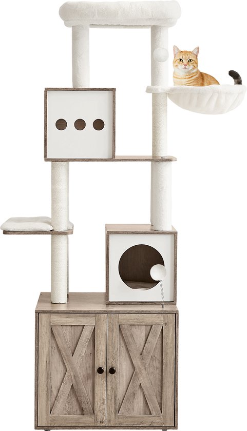 Arbre à chat en tissu pelucheux avec un panier suspendu, deux cubes et une armoire. Un chat orange est allongé dans le panier.