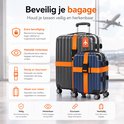 Een zwarte en een blauwe koffer, beide beveiligd met oranje kofferbanden en voorzien van oranje bagagelabels.