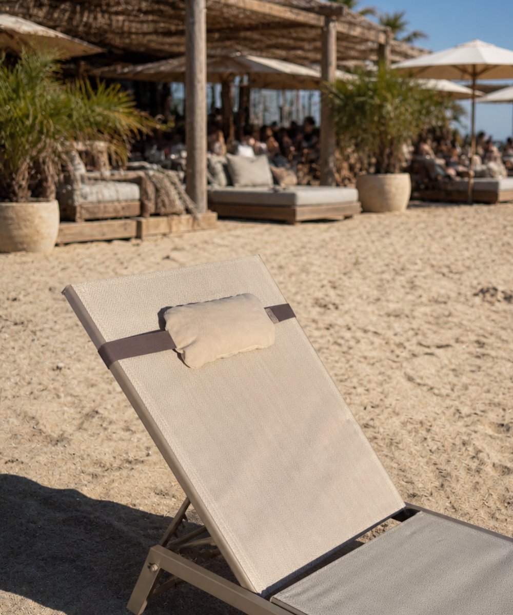 Beachcloud Maui PREMIUM Strand Handdoek Elastiek met Katoenen Kussen – Voor Strandbed & Ligbed – Beige met Taupe Handdoekelastiek