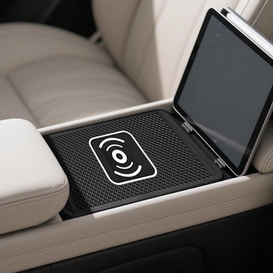 Een zwart, gestructureerd draadloos oplaadpad met Qi-logo, naast een open tablet in een beige auto-interieur.
