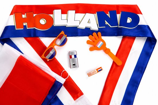 Hollandse fanartikelen met vlaggen, oranje bril met Nederlandse vlag, handklapper en 'HOLLAND' sjaal.