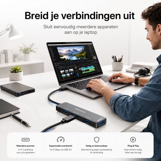 Un homme connecte un hub USB Sounix noir à un ordinateur portable pour le montage vidéo. Le hub a 4 ports USB 3.0.