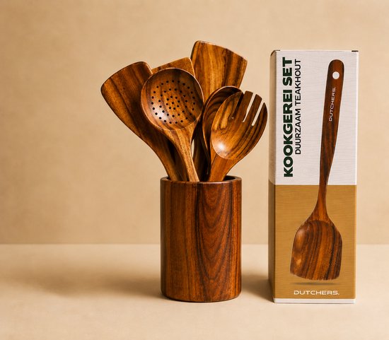Ensemble d'ustensiles de cuisine en bois de Dutchers dans un support en bois, à côté d'une boîte de produit.