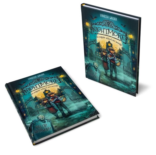 Twee boeken met de titel Nightmare, met een illustratie van een griezelig kasteel en twee kinderen voor de poort. Tekst: 'PAS OP, WEERWOLF!'
