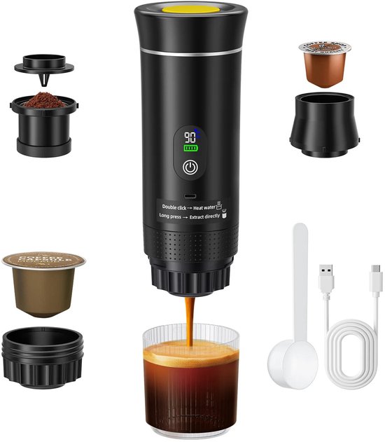 Zwarte draagbare espressomachine in gebruik, zet espresso in glas, met capsules, poederhouder, lepel en USB-kabels.