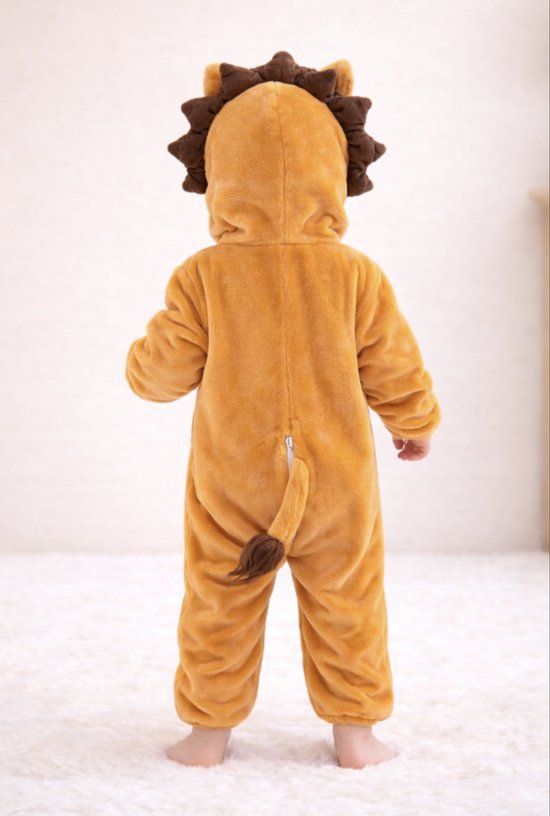 Jong kind in een bruine leeuwen onesie, achterkant met rits en staart.