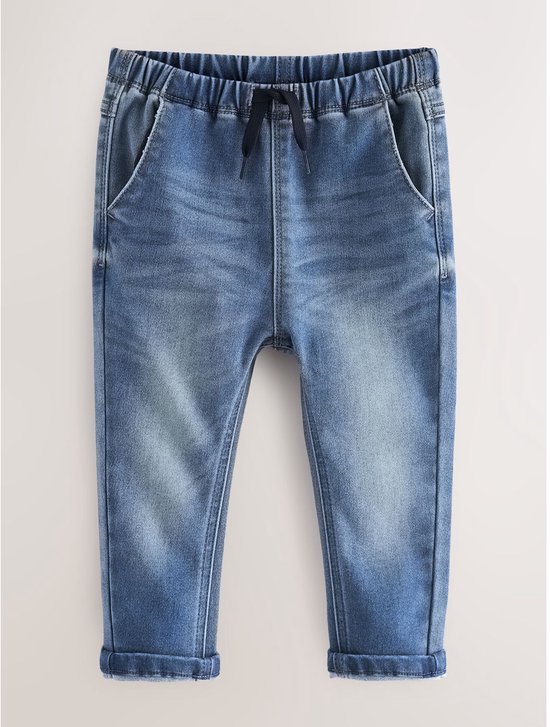 Lichtblauwe denim jeans met elastische tailleband, koordje en opgerolde zoom. Een coin pocket is zichtbaar.