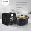 Zwarte Olvy slowcooker met glazen deksel naast een gesloten productdoos met icoontjes.