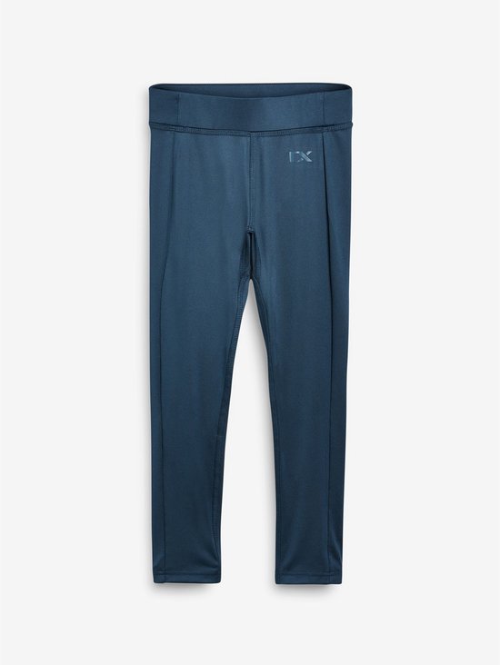 Donkerblauwe legging met logo op de heup, staand model.