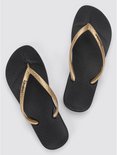 Zwarte Ipanema slippers met gouden, glanzende bandjes. Patronen op de zool.
