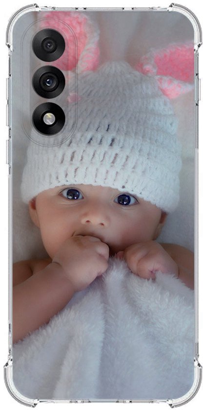 Baby met schattige witte gebreide muts met roze oortjes, vastgehouden door een zacht dekentje.