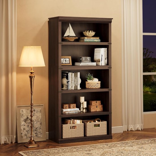 Donkerbruine boekenkast met vijf planken, gevuld met decoraties, boeken en manden. Met een staande lamp ernaast.