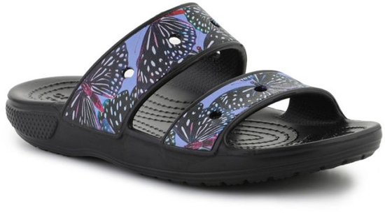 Zwarte Crocs slipper met brede banden met vlinderprint in paars, blauw en rood.