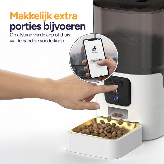 Hand duwt op de voerknop van een witte voerautomaat. Een smartphone toont de "Feed Now" knop. Brokken vallen in de gouden voerbak.