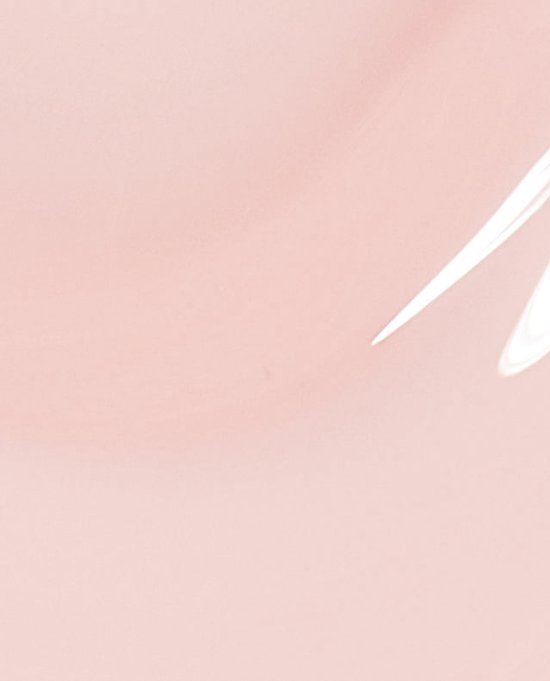 Close-up van lichtroze nude nagellak met een witte kwaststreep.