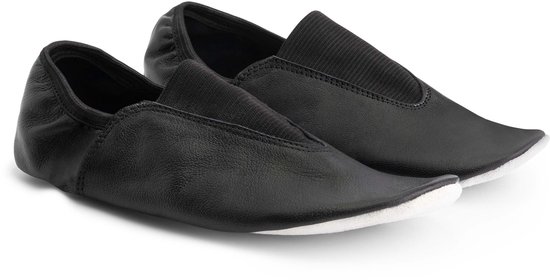 Paire de chaussures de gymnastique/danse noires à semelles blanches et fermeture élastique.