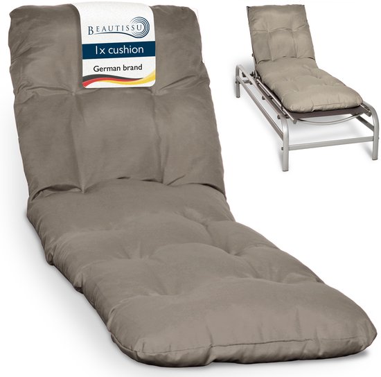 Een taupe Beautissu ligbedkussen met "1x cushion" en "German brand" op het label.
