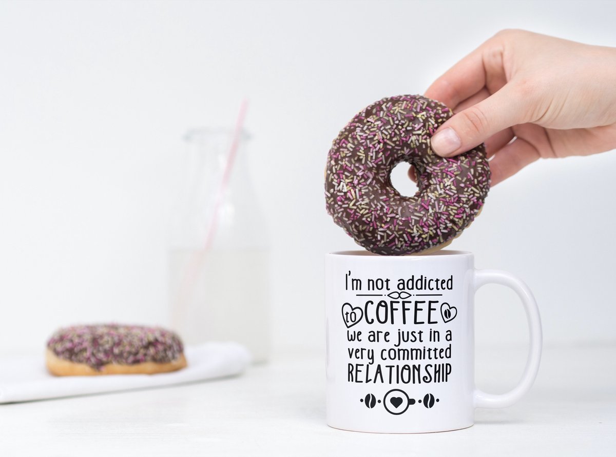 Grappige Koffiemok, 'I'm Not Addicted to Coffee', Cadeau voor Koffieliefhebber, Sarcastische Beker voor Kantoor, 11oz Keramiek