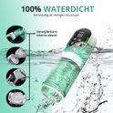 Groene masturbator onder water, omringd door waterdruppels. Tekst: 100% WATERDICHT. Eenvoudig te reinigen structuur. Verwijderbare interne sleeve.