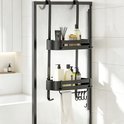 Zwarte douche organizer met twee etages, hangend aan een geribbelde douchedeur, gevuld met flesjes en handdoeken.