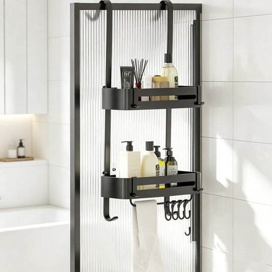 Zwarte douche organizer met twee etages, hangend aan een geribbelde douchedeur, gevuld met flesjes en handdoeken.