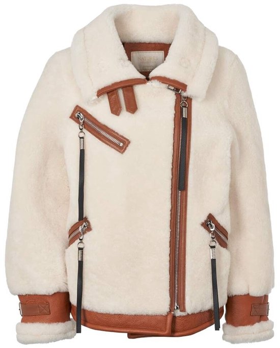 Veste en shearling crème avec détails en cuir marron, fermeture éclair asymétrique et boucles au col et aux poignets.