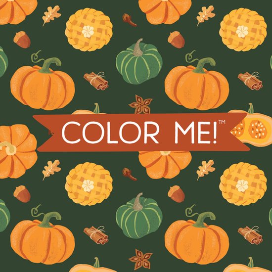 Un fond vert foncé avec un motif d'automne de citrouilles oranges, citrouilles vertes, tartes aux pommes, glands, bâtons de cannelle et anis étoilé. Un ruban rouge avec le texte 'COLOR ME!' est superposé.