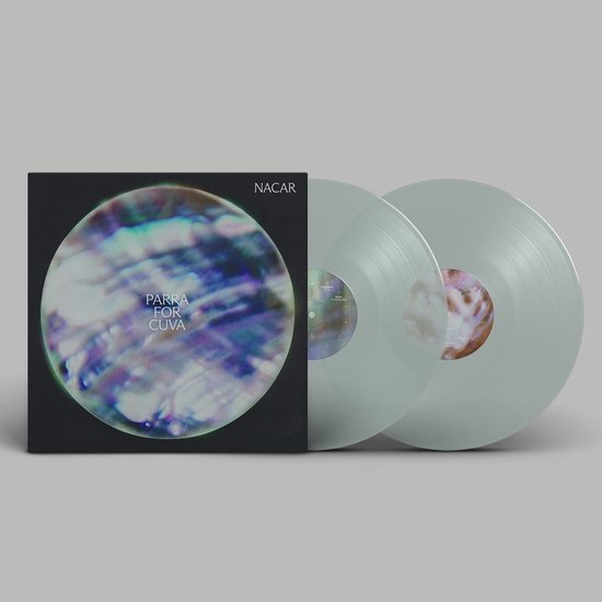 Platenhoes en twee lichtgrijze vinylplaten voor 'Nacar' door Parra for Cuva. De hoes heeft een ronde, kleurrijke afbeelding.