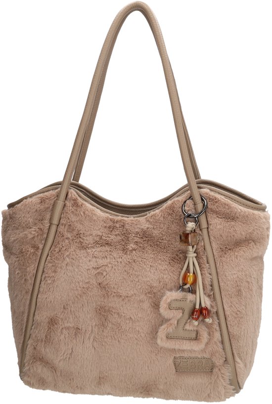 Lichtbruine shopper van nepbont met leren hengsels en een Z-vormige bag charm met kraaltjes.