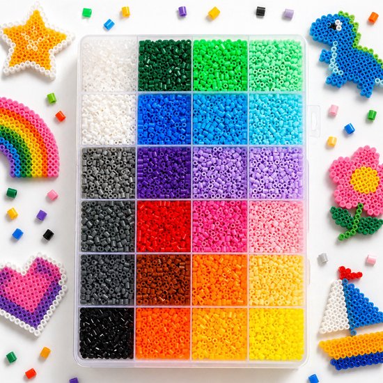 Een transparante opbergdoos vol met 24 kleuren mini strijkkralen, omringd door diverse afgemaakte ontwerpen zoals een ster, regenboog, hart, boot, bloem en dinosaurus.