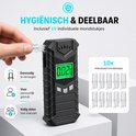 Hand voegt een mondstuk toe aan de zwarte digitale alcoholtester. Bevat 10 individuele mondstukjes.
