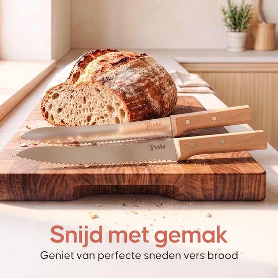 Twee Broba broodmessen met gekartelde bladen en houten handvatten liggen op een houten snijplank naast een vers brood. "Snijd met gemak"