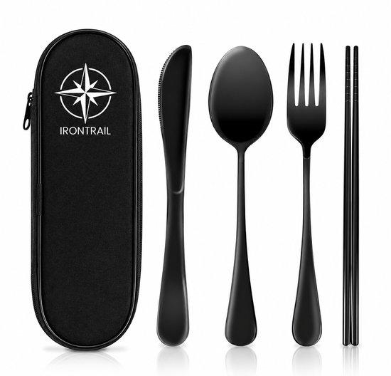 Ensemble de couverts noirs avec couteau, cuillère, fourchette et baguettes, à côté d'un étui noir avec logo de boussole.