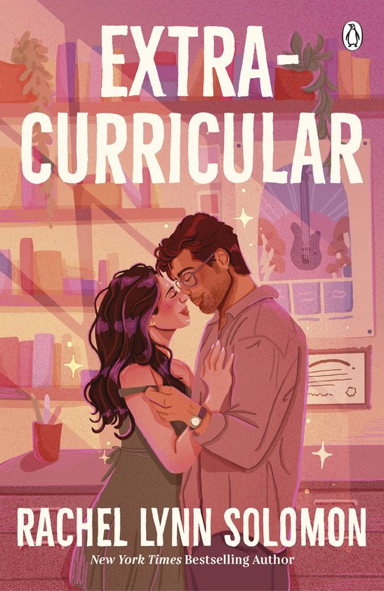 Boekcover met de titel 'Extracurricular' van Rachel Lynn Solomon. Een man en vrouw omhelzen elkaar in een kamer met boekenplanken.