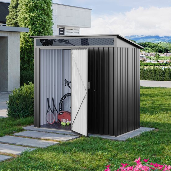 Grijze metalen tuinschuur met open schuifdeuren, met tennisrackets en ballen binnenin.