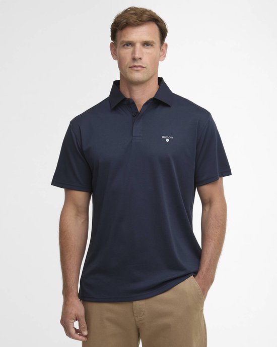Navy polo met korte mouwen en een geborduurd Barbour-logo op de borst. Gedragen door een man.