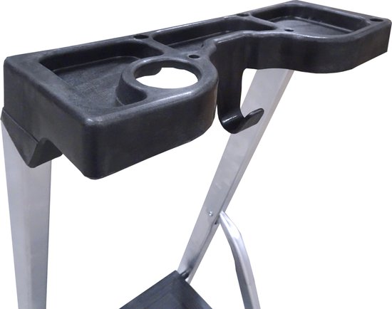 Zwarte gereedschapsbak met vakken en een haak bovenop een aluminium huishoudtrap.
