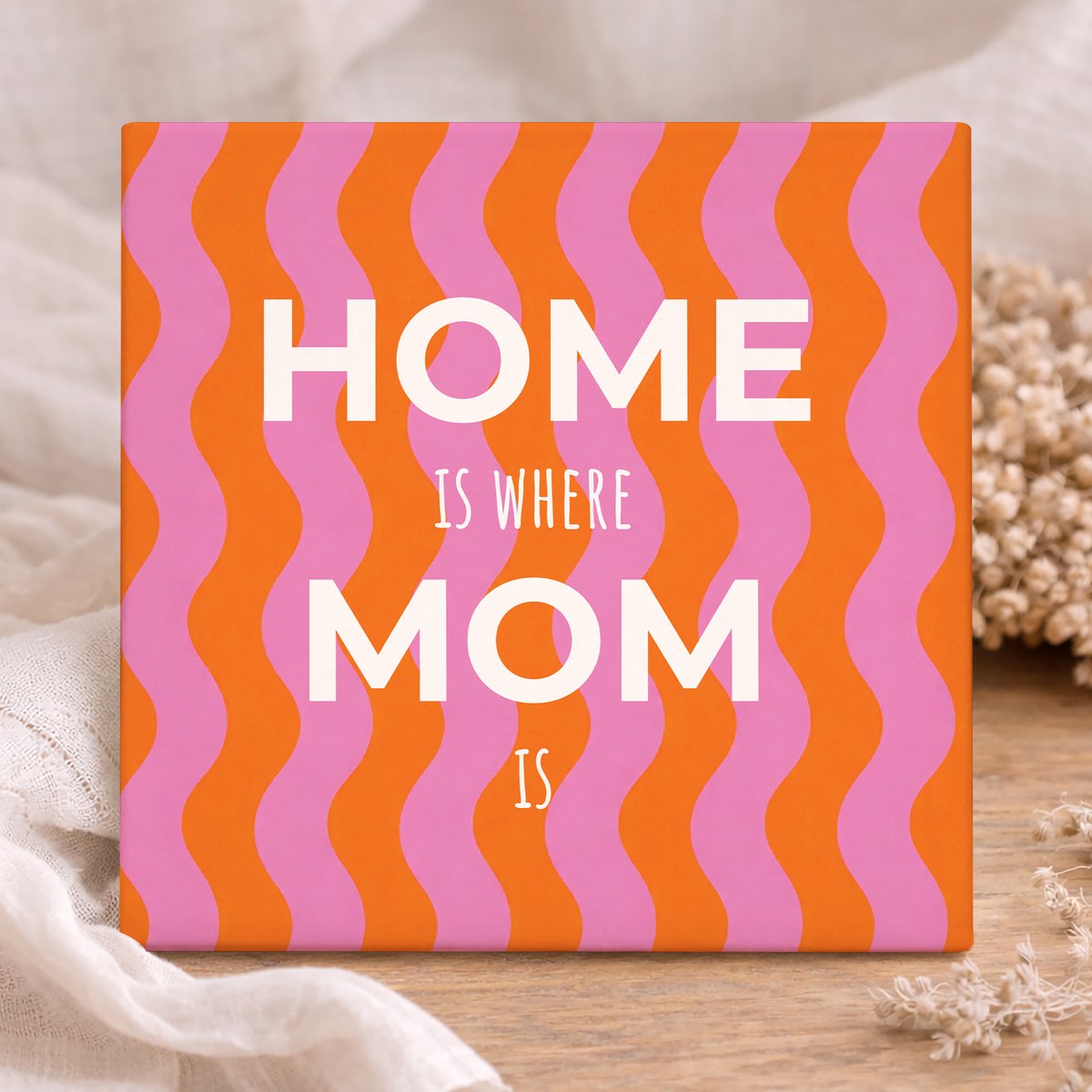 Printazzy – Tegeltje met Tekst – Home Is Where Mom Is – warm thuis gevoel – cadeau idee vrouw – quote tegel – sfeervolle decoratie – keramische tegel