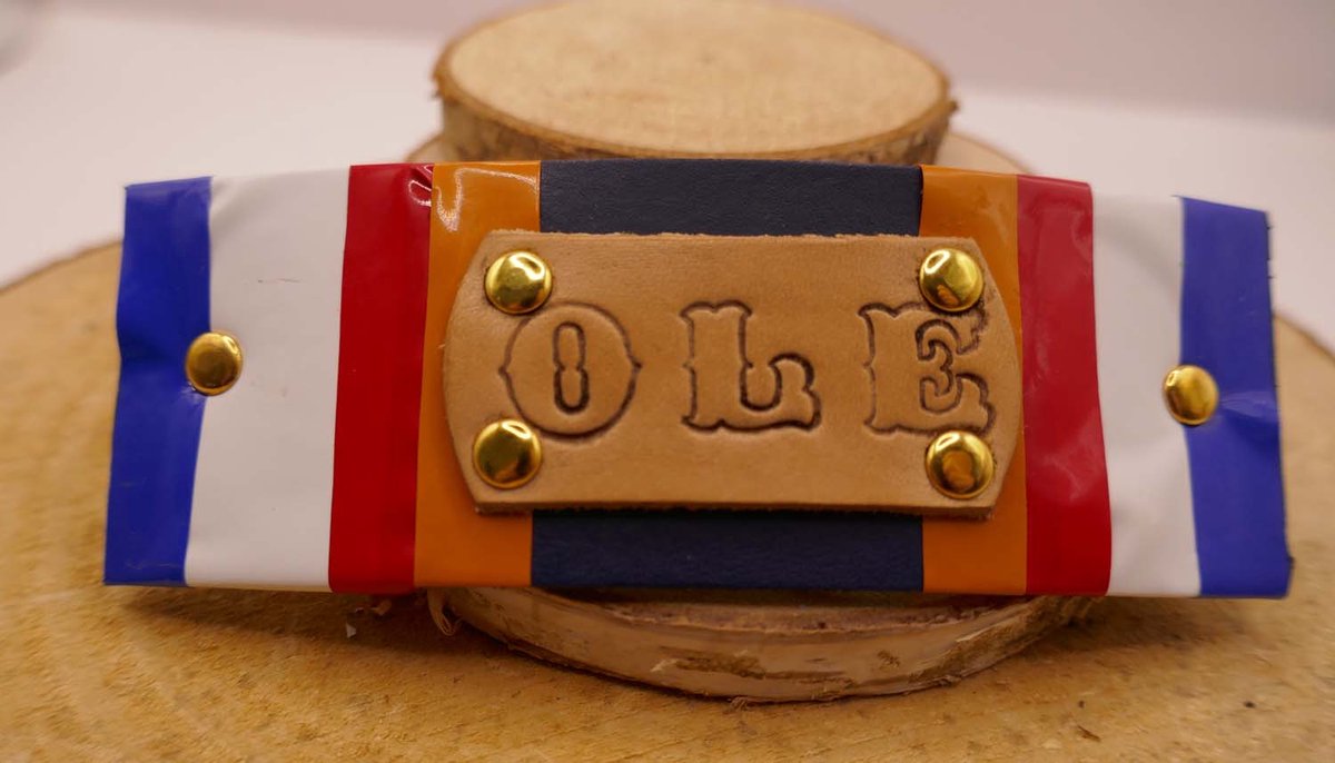 WK 2026 haarclip blauw en Nederlandse vlag kleuren Ole - haarclip ole oranje, rood, wit, blauw - voetbal toernooi haaraccessoires - Nederlandse haarclip - handgemaakte wk haarclip - unieke leren haarclip - leuke voetbal haarsieraden voor WK 2026