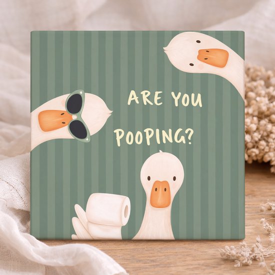 Trois oies blanches sur fond vert rayé avec le texte "ARE YOU POOPING?"