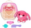 Roze knuffelkonijn met witte oren en poten, naast een roze draagmand.