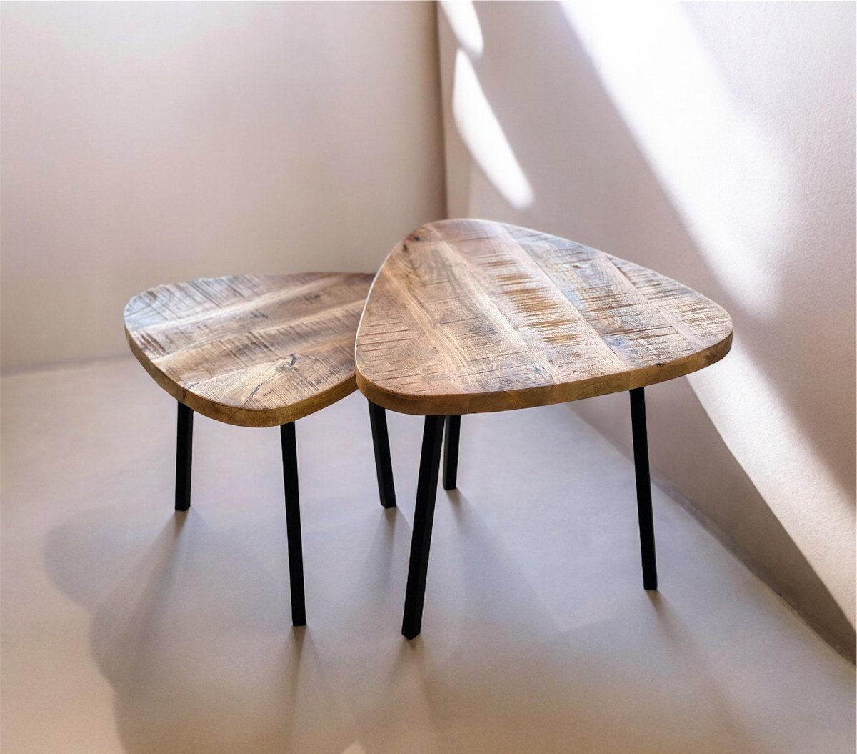 Bijzettafelset – Set van 2 – Organische Driehoekvorm – Mangohout & Metaal – Scandinavisch-Industrieel Design