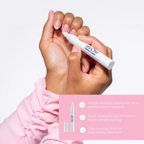 Vrouw met roze mouw past met de Herome French Liner pen witte randen aan op nagels, met tekst.
