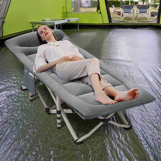 Vrouw rust op een opklapbed in een tent.